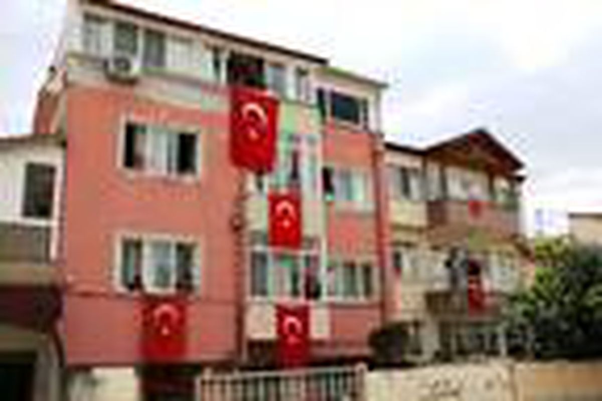 Bahçesine kurduğu ses sistemiyle mahalleye bayram coşkusunu yaşattı