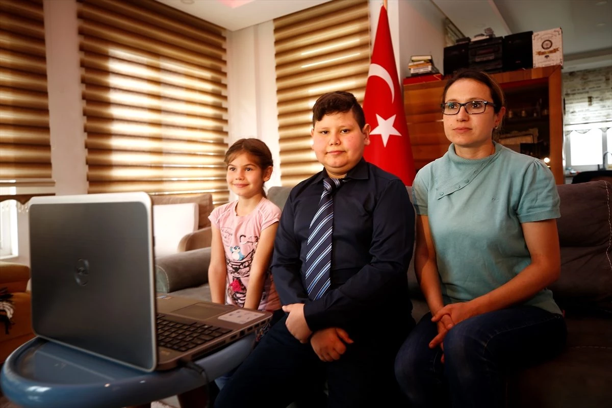Bakan Çavuşoğlu\'nun sürprizi şehit ailesini sevindirdi