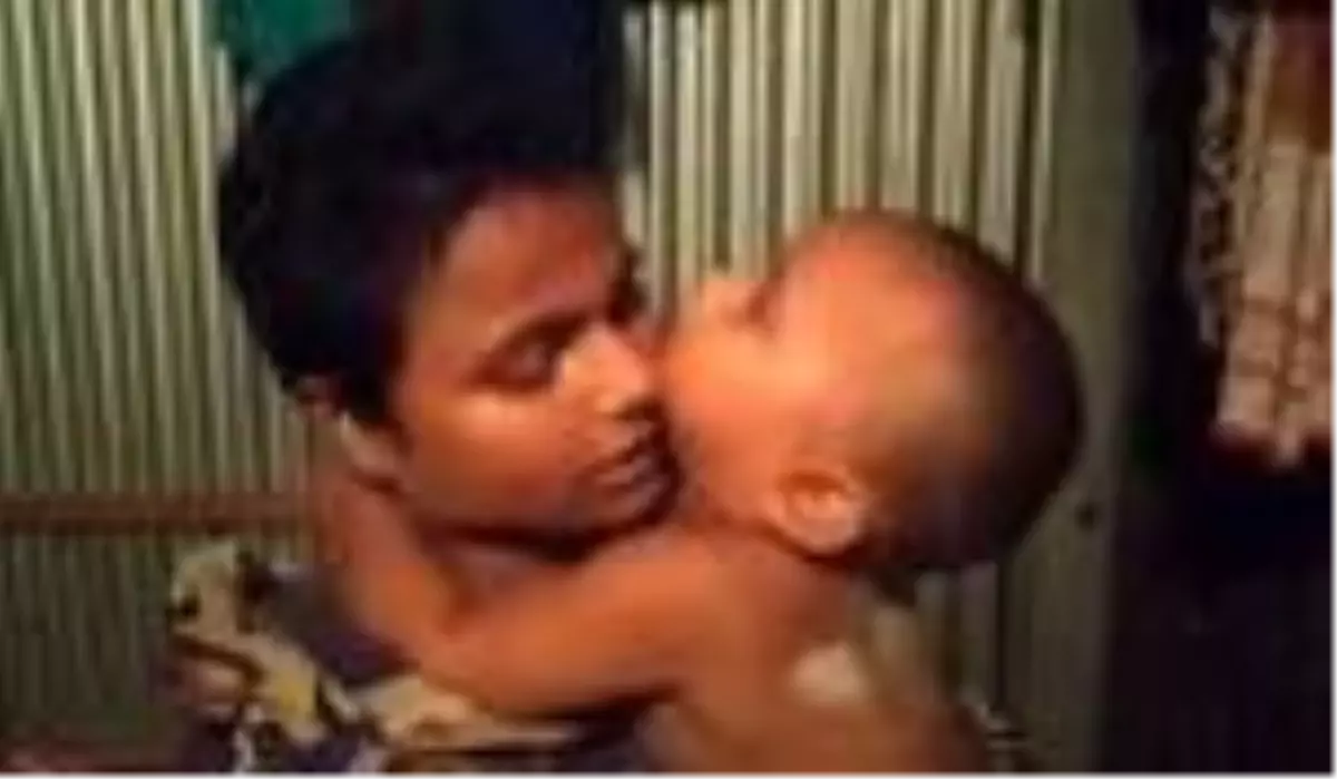 Bangladeş\'te koronavirüs nedeniyle iş bulamayan anne, saçını satıp bebeğine süt aldı