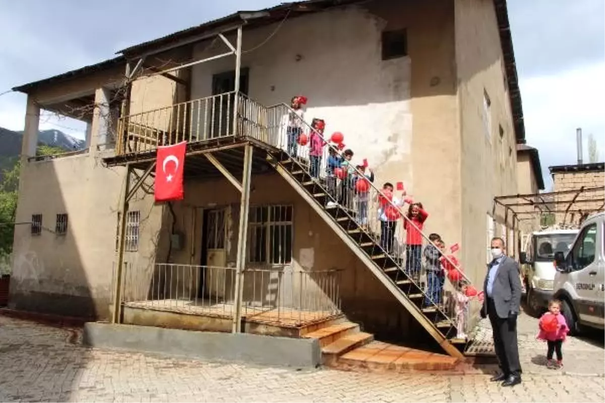 Başkan Saklı, çocukları evlerinde ziyaret edip bayramlarını kutladı