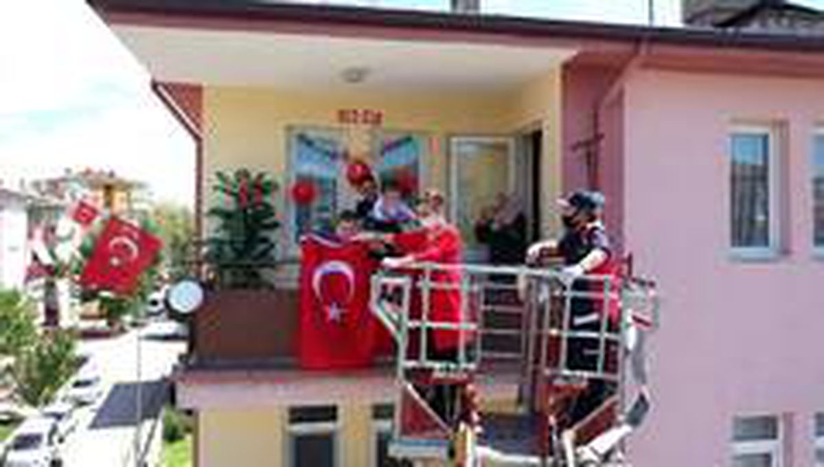 Belediye başkanı itfaiye merdiveniyle çocuklara hediye verdi