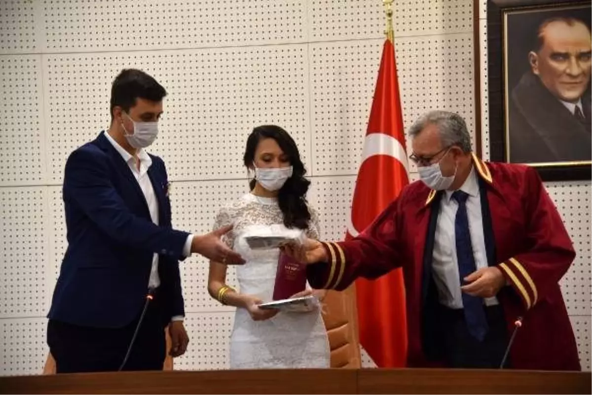 Belediye başkanı, nikah kıydığı çiftlere maske hediye etti