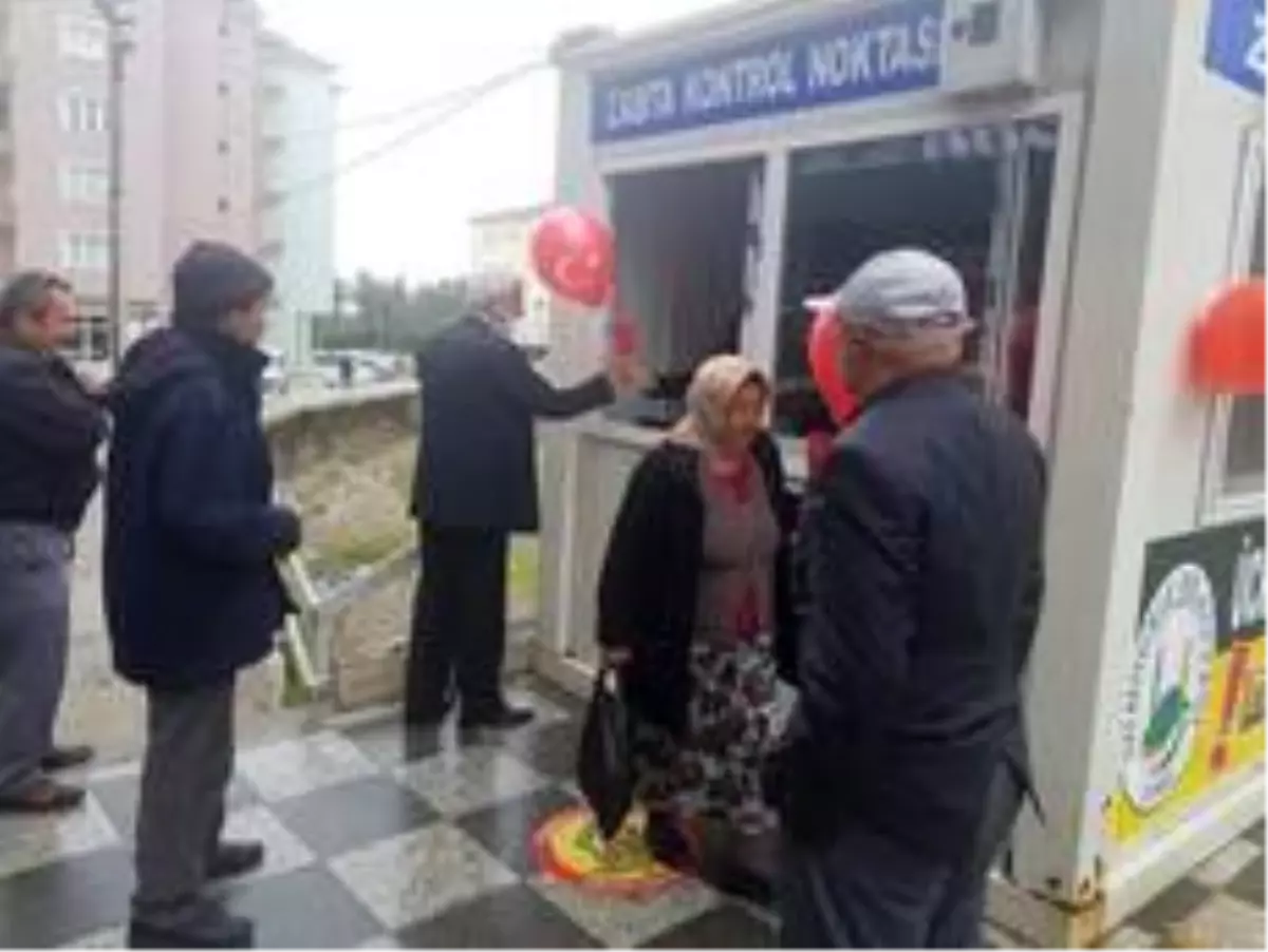 Belediye bayrak ve balonlar dağıttı