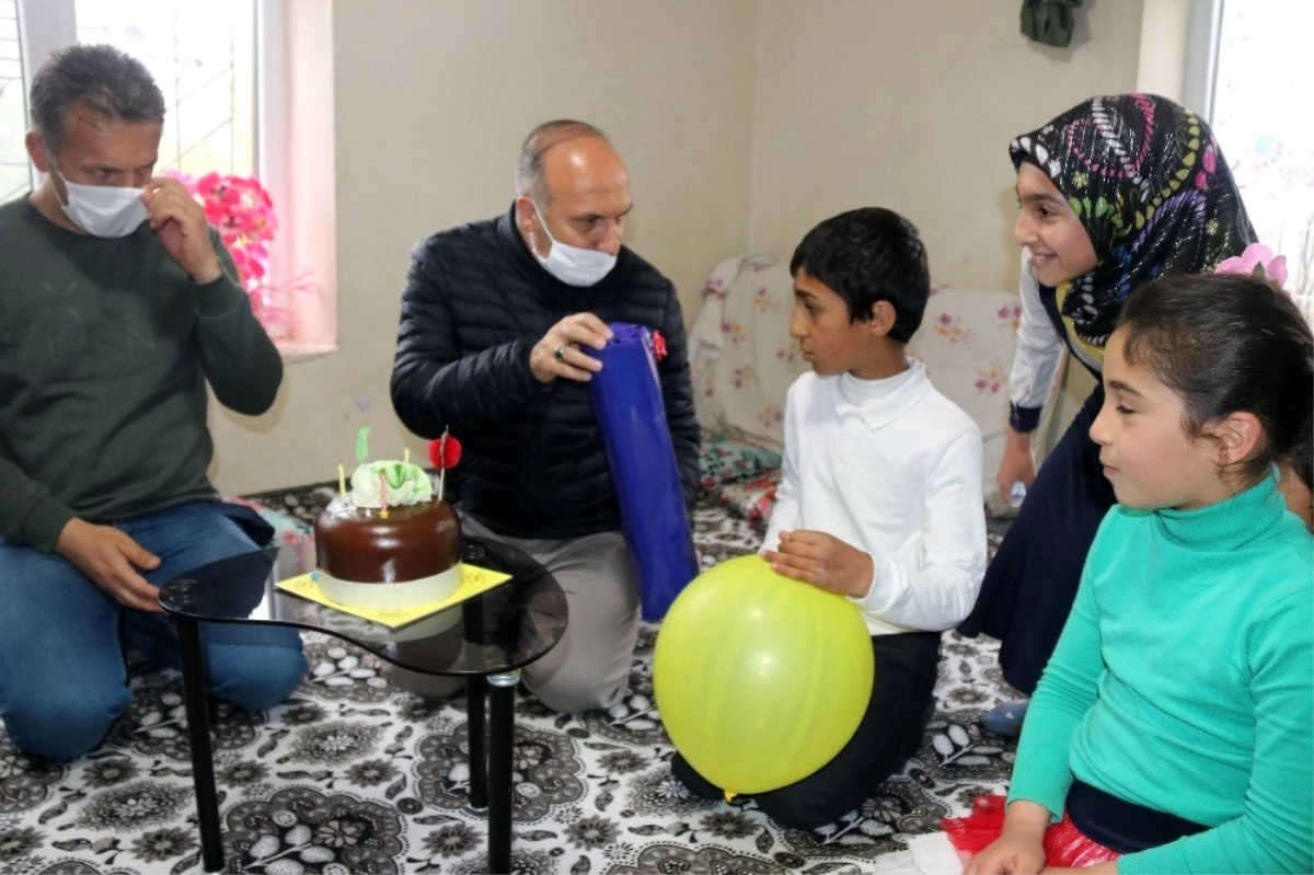 Bitlis\'te 23 Nisan\'da doğan çocuklara sürpriz doğum günü