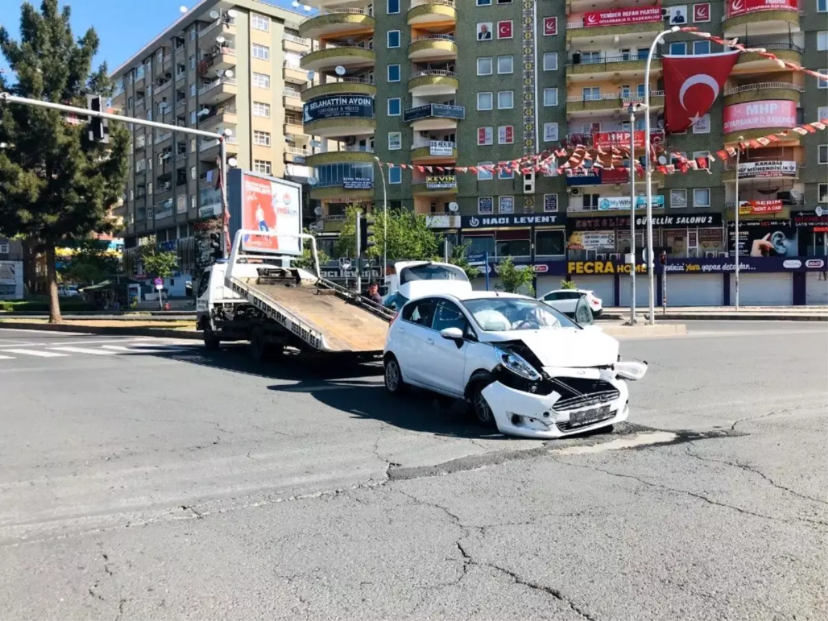 Boş caddede kaza yaptılar