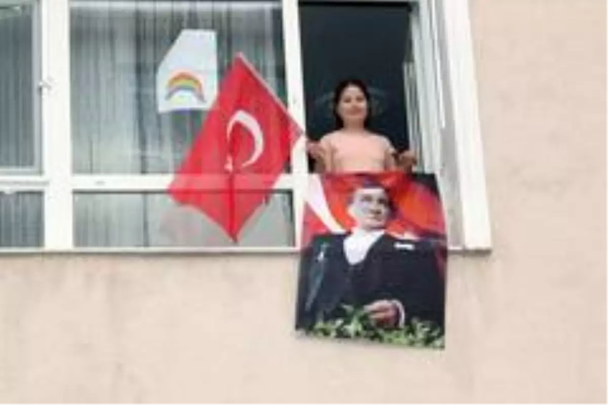 Çankaya\'da evler Atatürk posterleri ve bayraklarla donatıldı