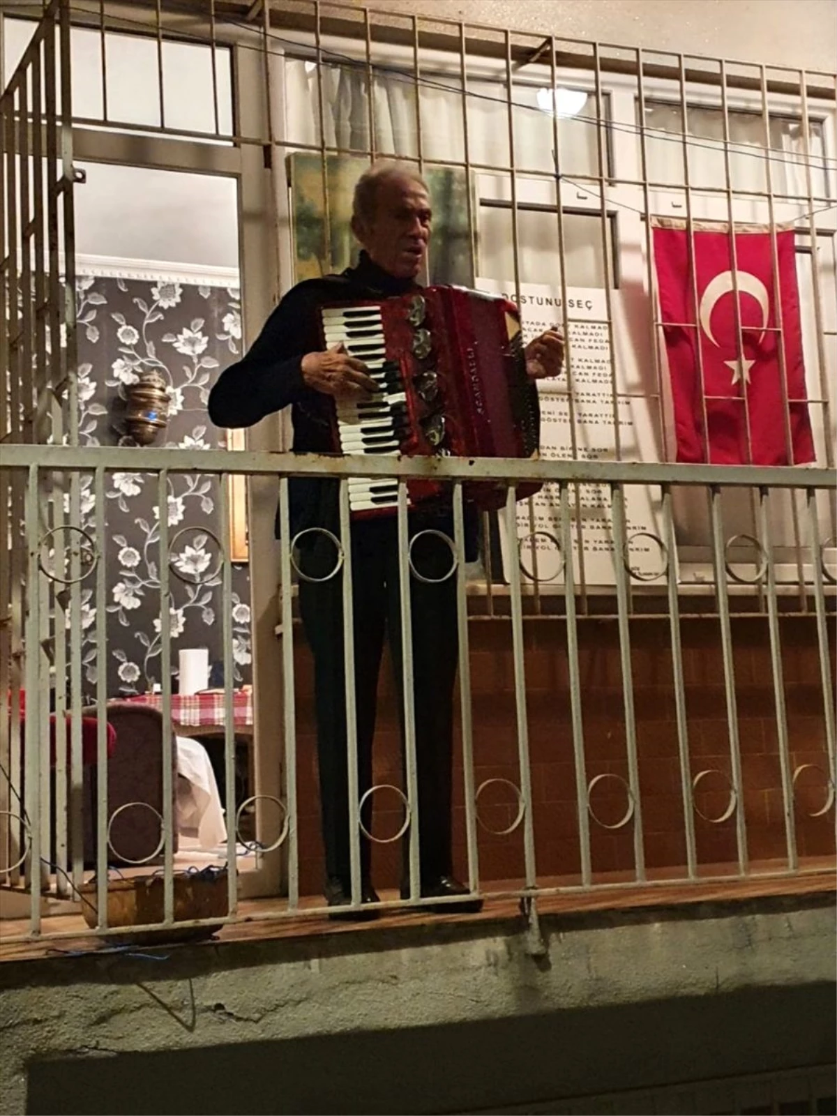 Caz sanatçısı İlham Gencer, akordeonuyla İstiklal Marşı okuyarak 23 Nisan coşkusuna katıldı