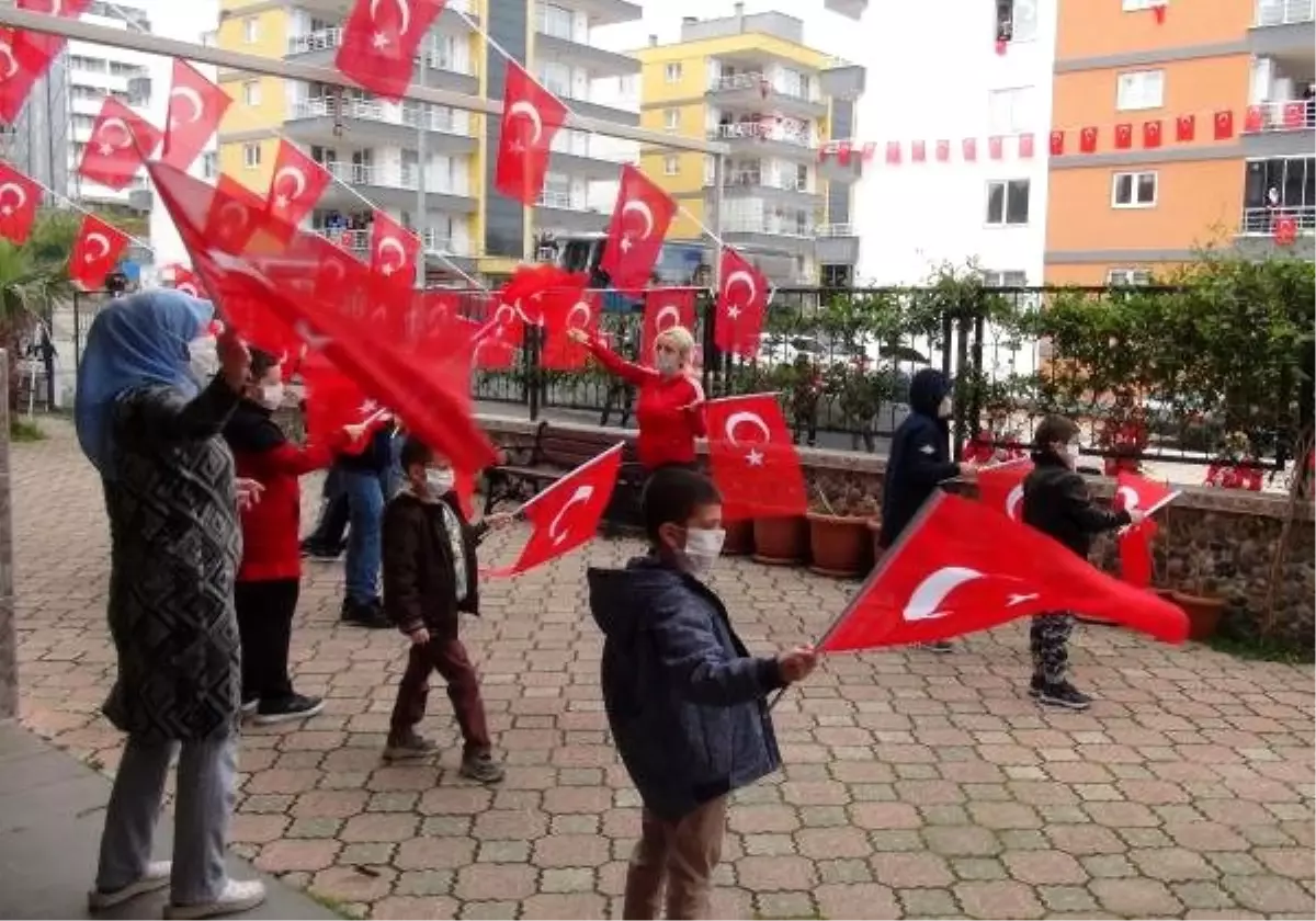 Çocuk hastanesi ve sevgi evleri önünde kutlama