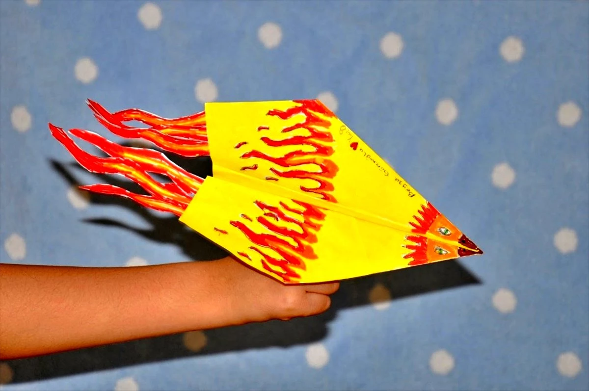 Çocuklar kağıt uçak tasarımlarıyla yarıştı