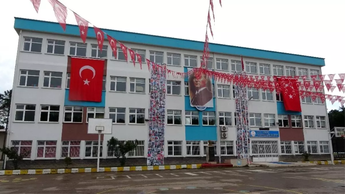 Çocukların bayram kutlamaları oluşturulan posterlerle sergilendi