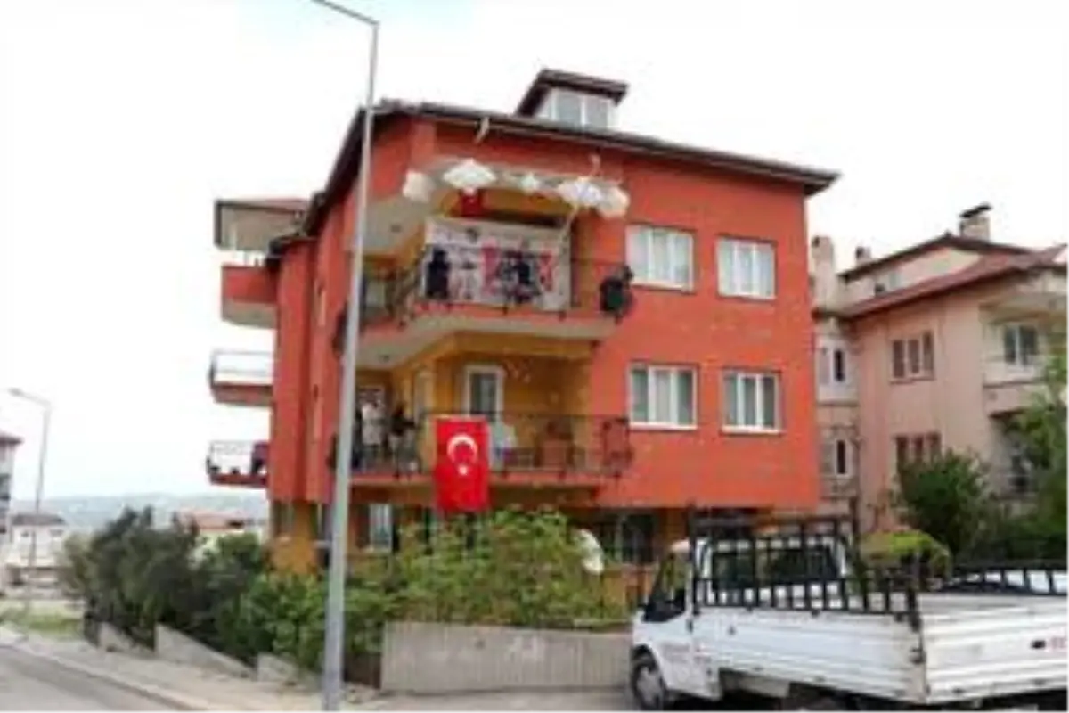 Denizlili animatör çiftten, balkonda "baloncuk gösterisi"