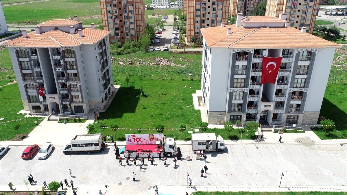 Diyarbakırlı çocuklar evlerinin balkonunda bayram coşkusu yaşadı