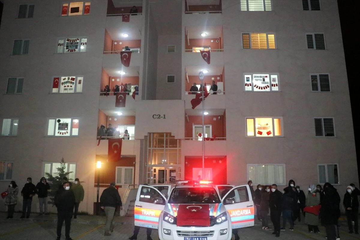 Doğu Anadolu\'da vatandaşlar İstiklal Marşı\'nı balkonlardan coşkuyla okudu