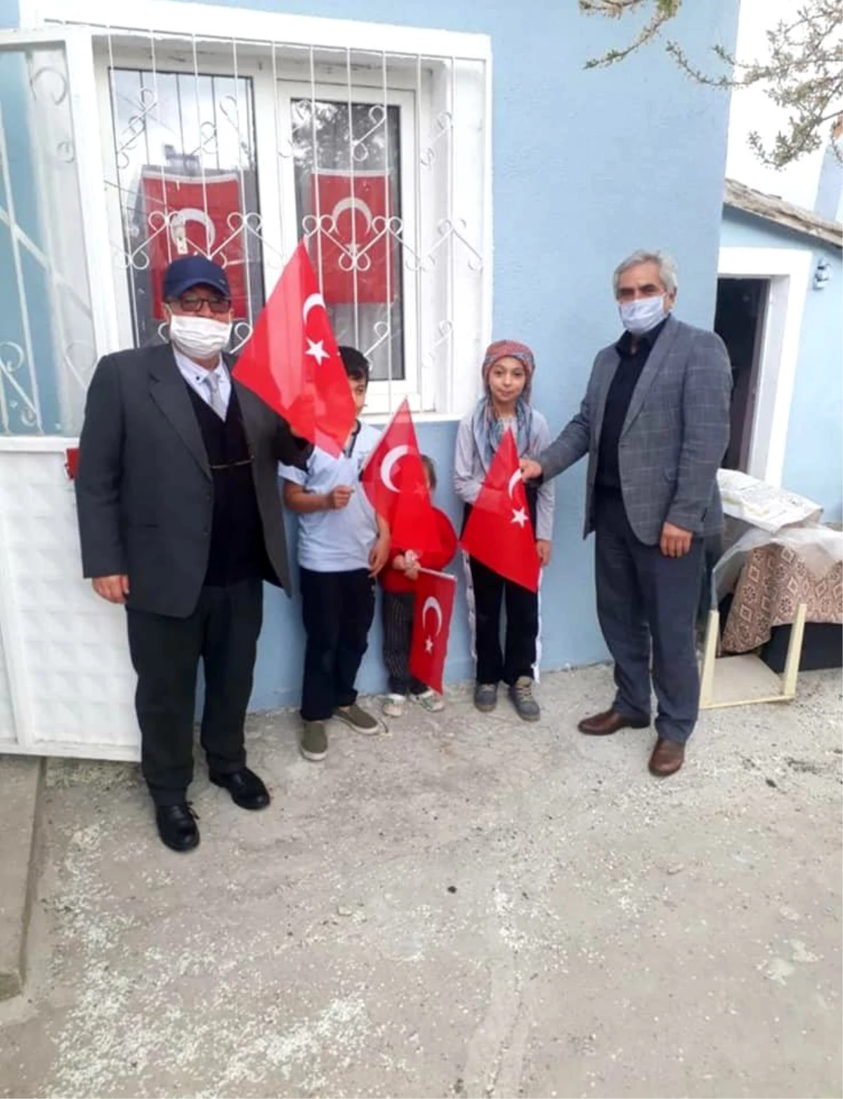 Dumlupınar Belediyesi Türk bayrağı dağıttı