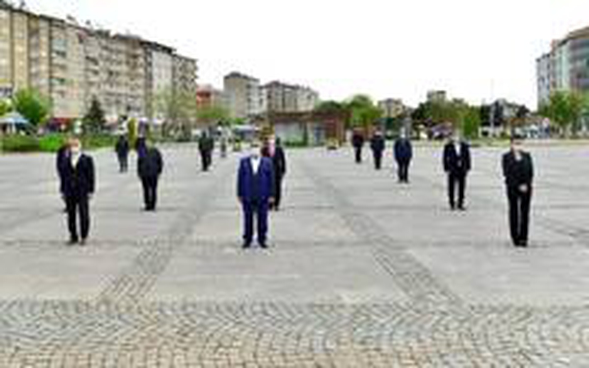Elazığ\'da sosyal mesafeli 23 Nisan kutlaması
