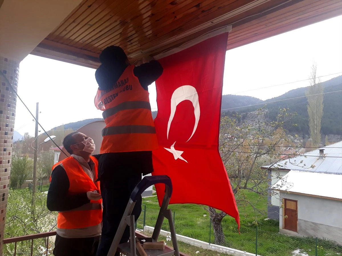 Emekli öğretmenin Türk bayrağı talebini, Vefa Sosyal Destek Grubu yerine getirdi