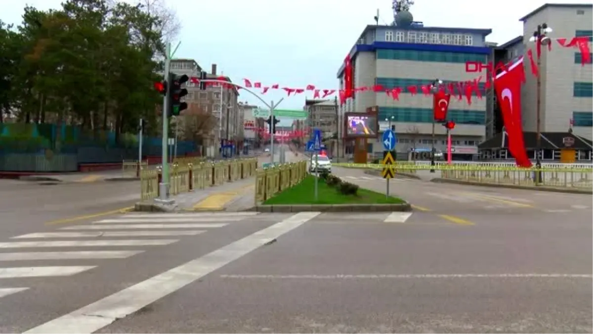 Erzurum\'da boş caddeler Türk bayraklarıyla donatıldı