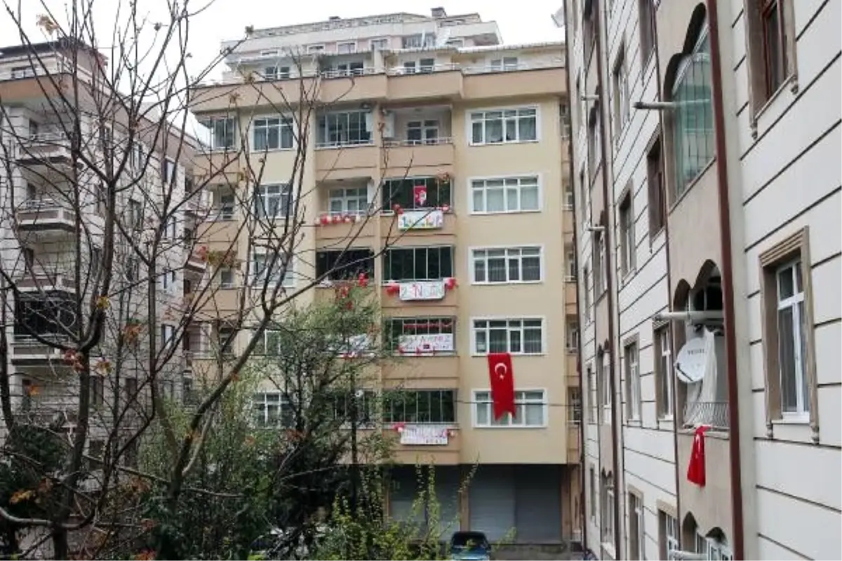 Evden çıkamayan çocukları için apartmanlarını süslediler