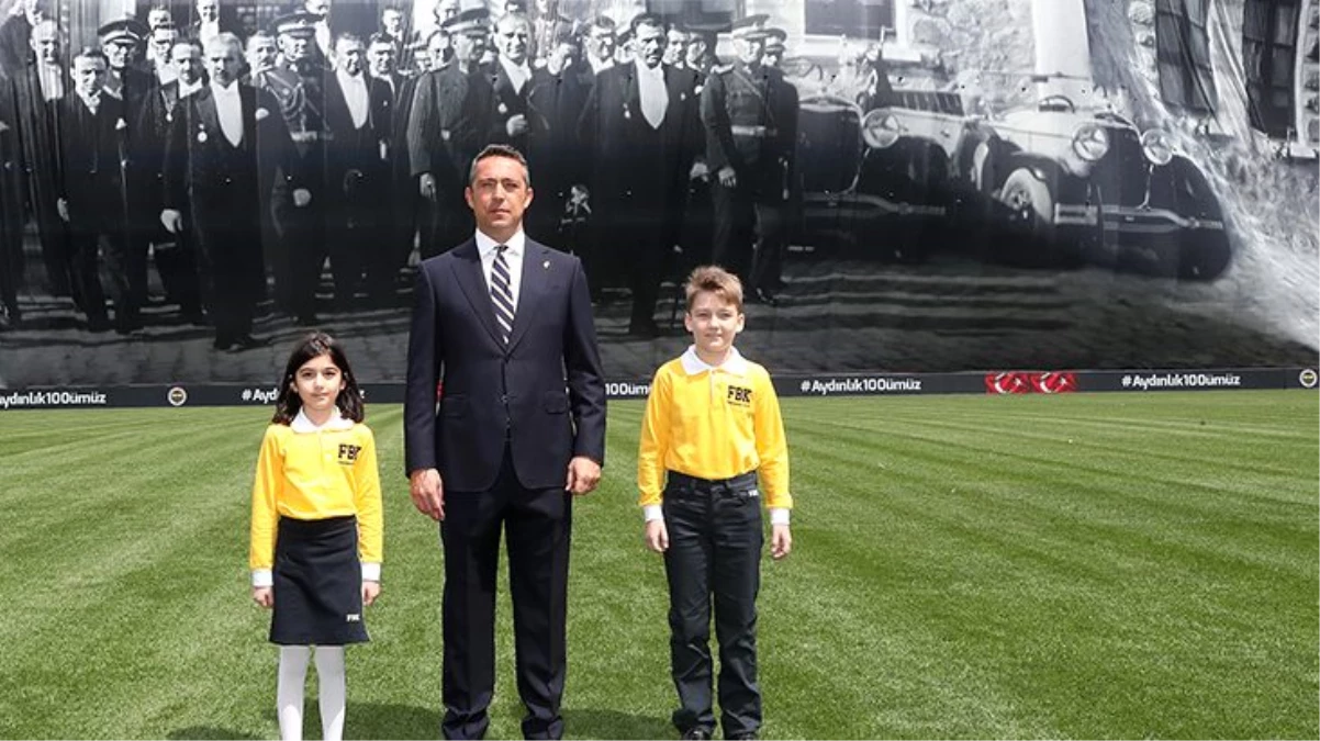 Fenerbahçe, Atatürk\'ün TBMM önündeki fotoğrafının yer aldığı dev pankartı Ülker Stadı\'na astı