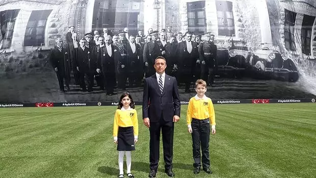 Fenerbahçe Stadı'nda 100 yıl önceki fotoğraf dalgalandı ...