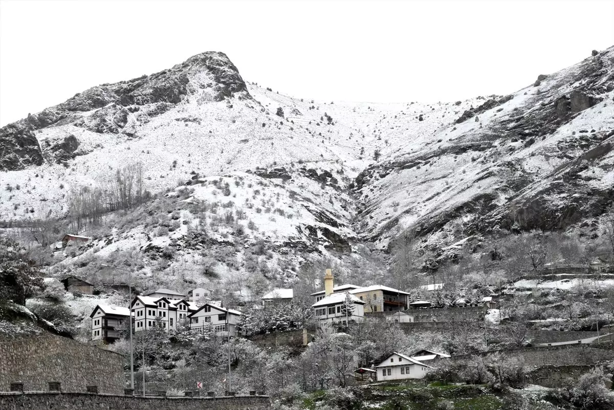 Gümüşhane\'nin yüksek kesimlerine kar yağdı