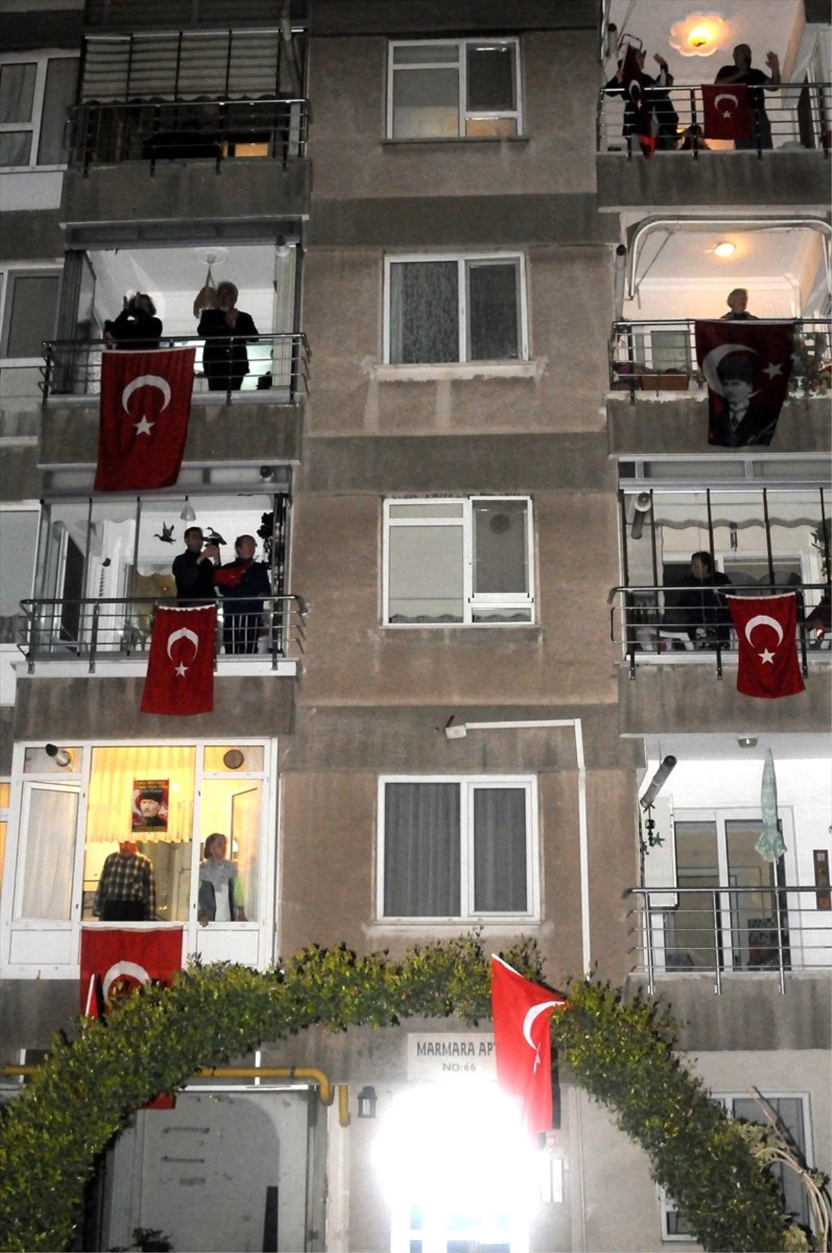 Güney Marmara\'da vatandaşlar 23 Nisan\'da İstiklal Marşı\'nı balkonlarında okudu