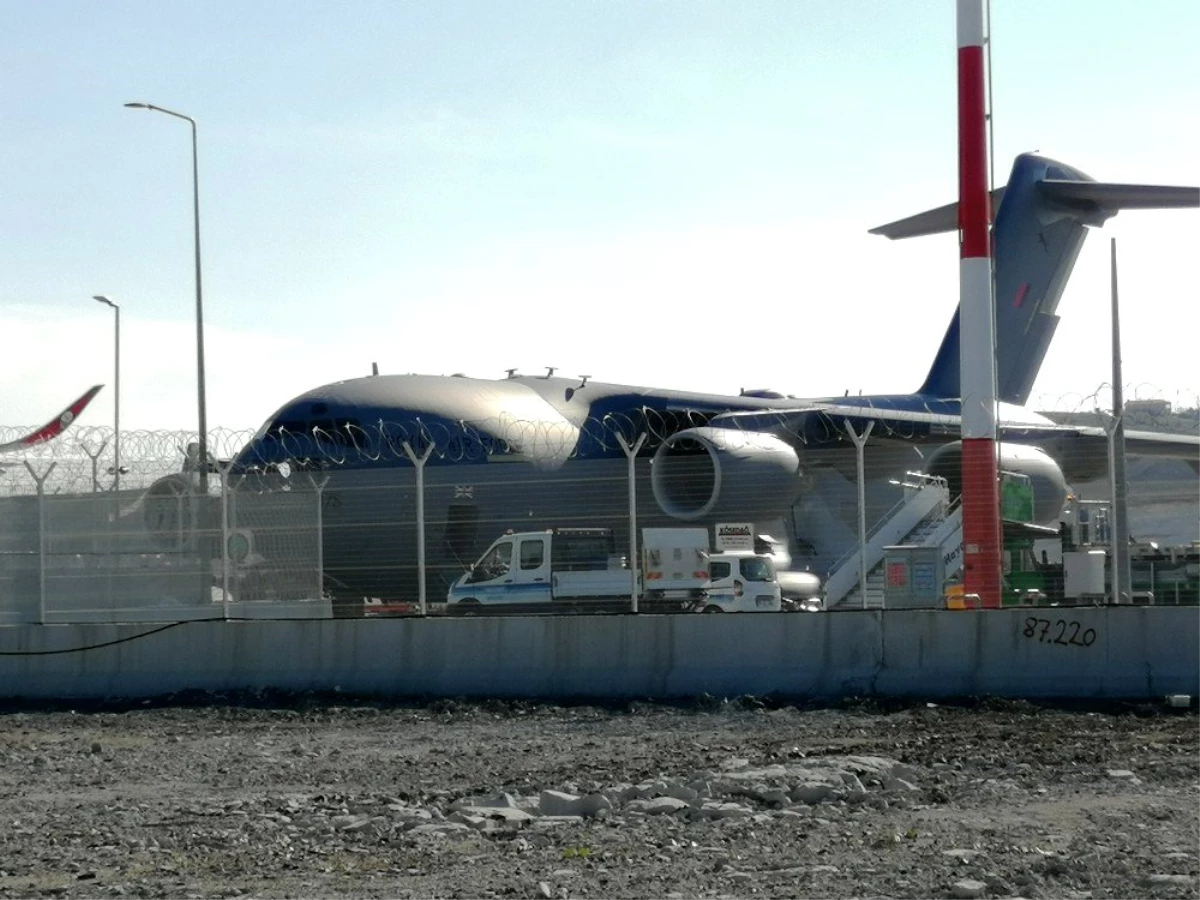 İngiliz Kraliyet Hava Kuvvetleri uçağı 15 tonluk sağlık ekipmanı için yeniden İstanbul\'da