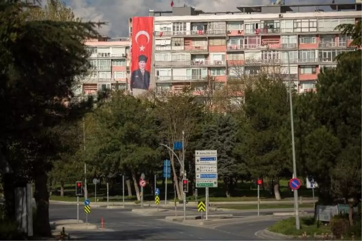 İstanbul\'da bu sabah her yer bayraklarla süslendi