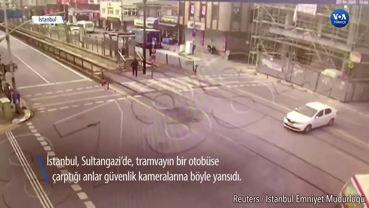 İstanbul\'da Tramvay ve Otobüs Çarpıştı