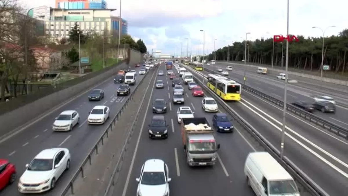 İSTANBUL\'DA YER YER TRAFİK YOĞUNLUĞU YAŞANIYOR