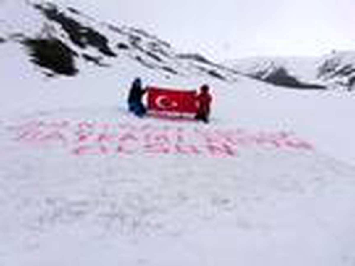 Kar altındaki Kaçkar Yaylası\'nda Türk bayrağı açarak 23 Nisan\'ı kutladılar