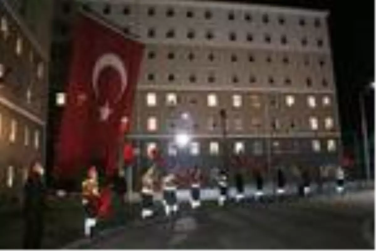 Karantinadaki işçiler pencereden İstiklal Marşı\'nı okudu