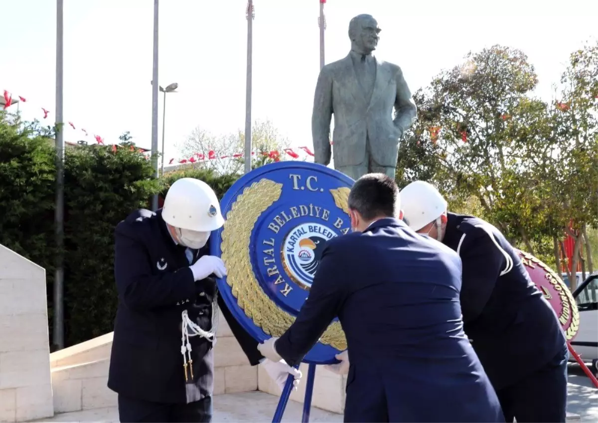 Kartal\'da Atatürk Anıtı\'na çelenk koyma törenine sınırlı katılım