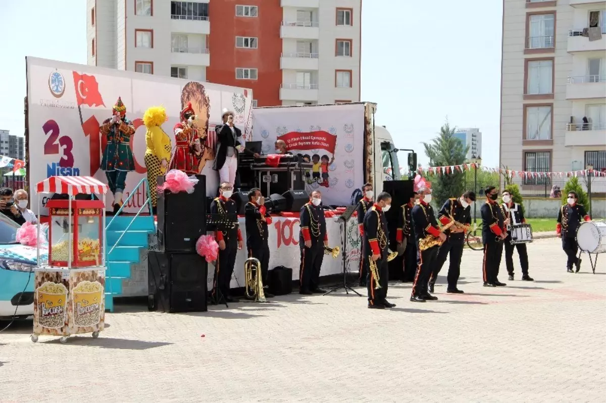 Kaymakam kapı kapı dolaşıp çocukların bayramlarını kutladı