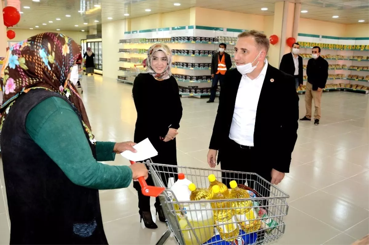 Kaymakam Mutlu ihtiyaç sahibi ailelerin yüzünü güldürüyor