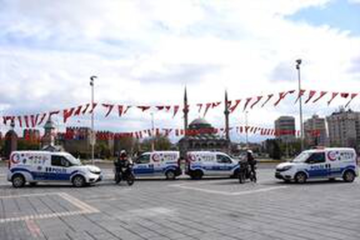 Kayseri\'de polisler 23 Nisan konvoyu oluşturdu