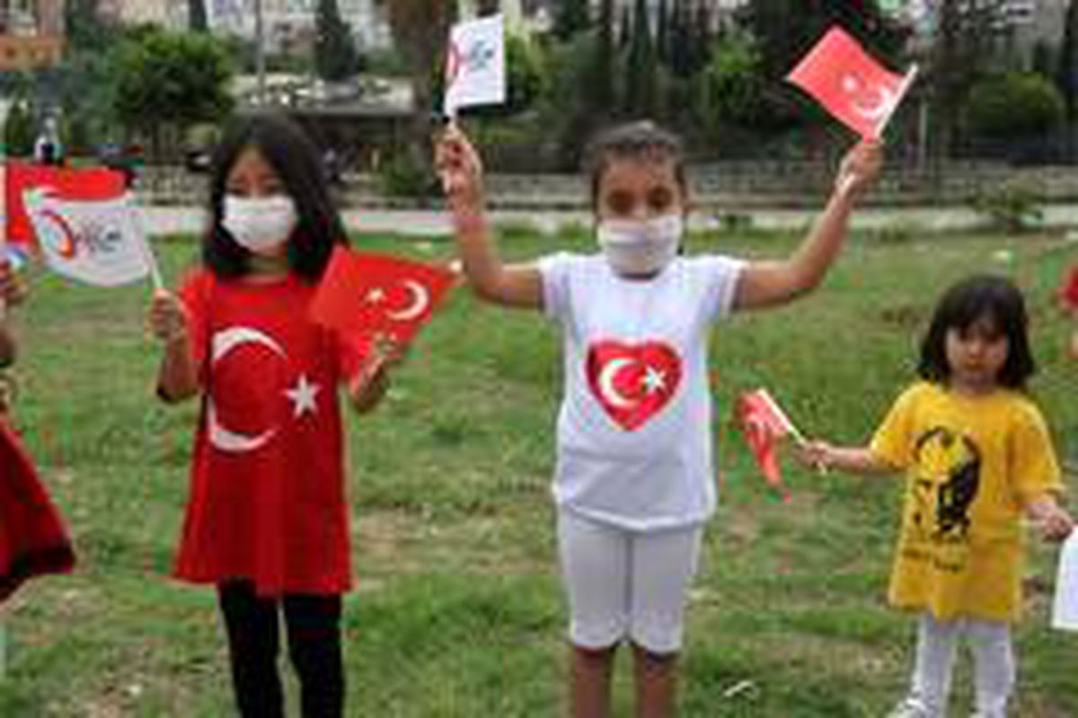 Kızılay\'dan 100 çocuğa çiçek ve oyuncak