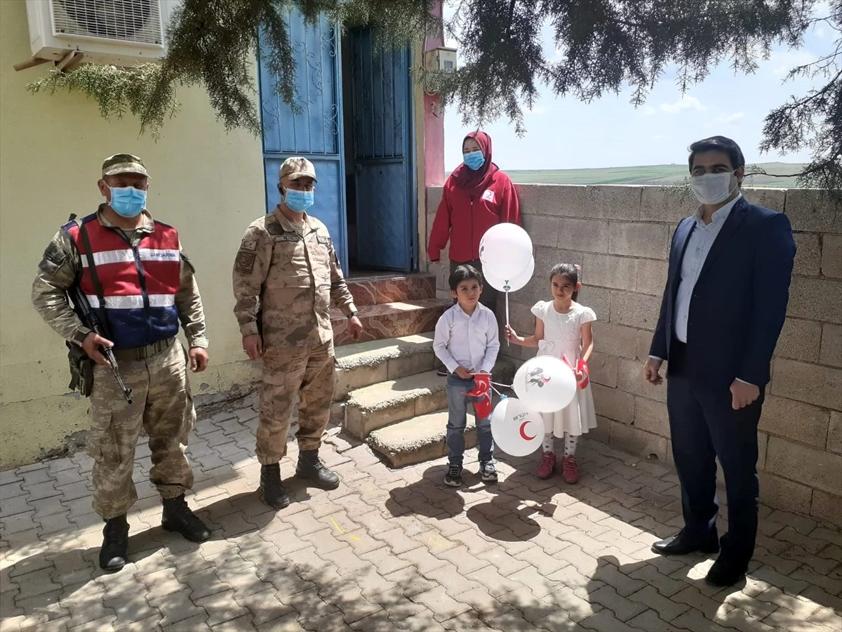 Kızılay ve jandarma ekipleri köydeki çocuklar için etkinlik yaptı