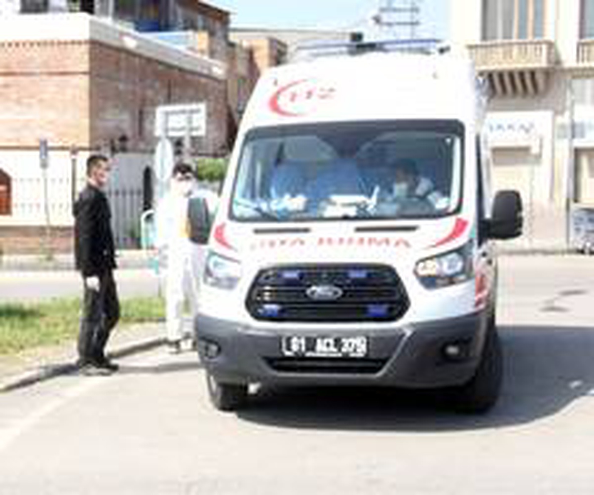 Korona virüs şüphesiyle sokağa çıktı, ambulansla hastaneye gitti