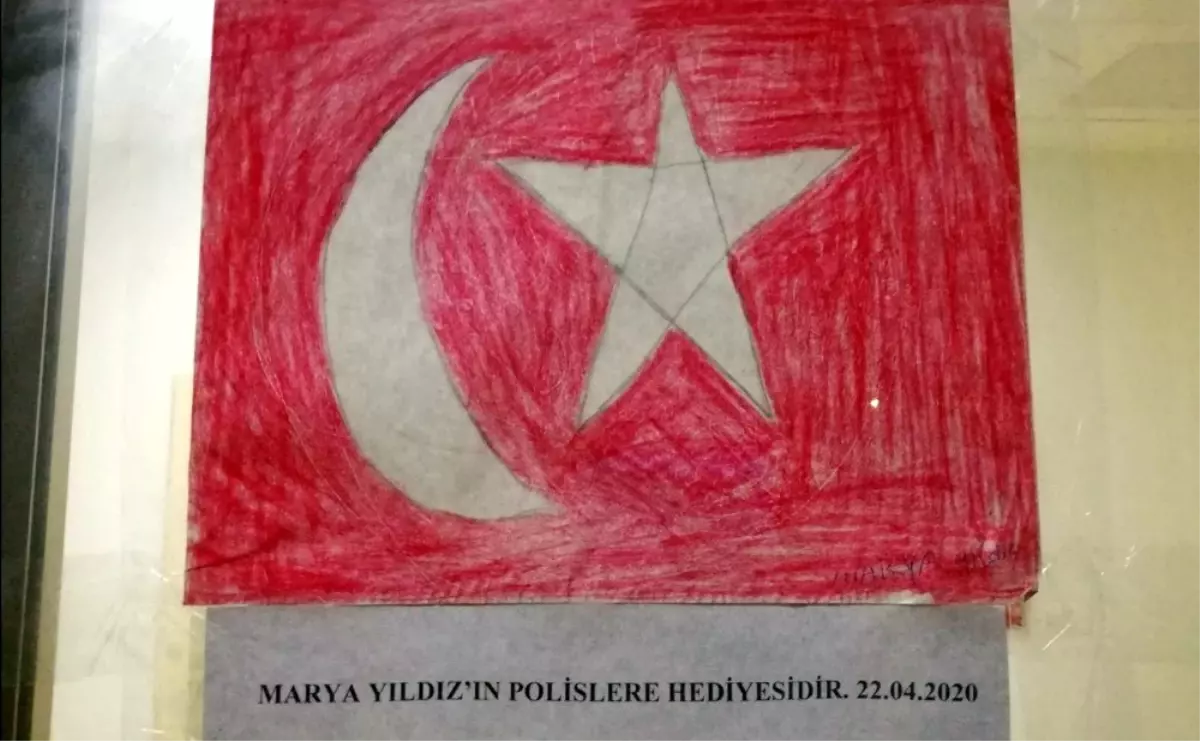 Küçük Marya\'nın polislerden bayrak istemesi duygulandırdı