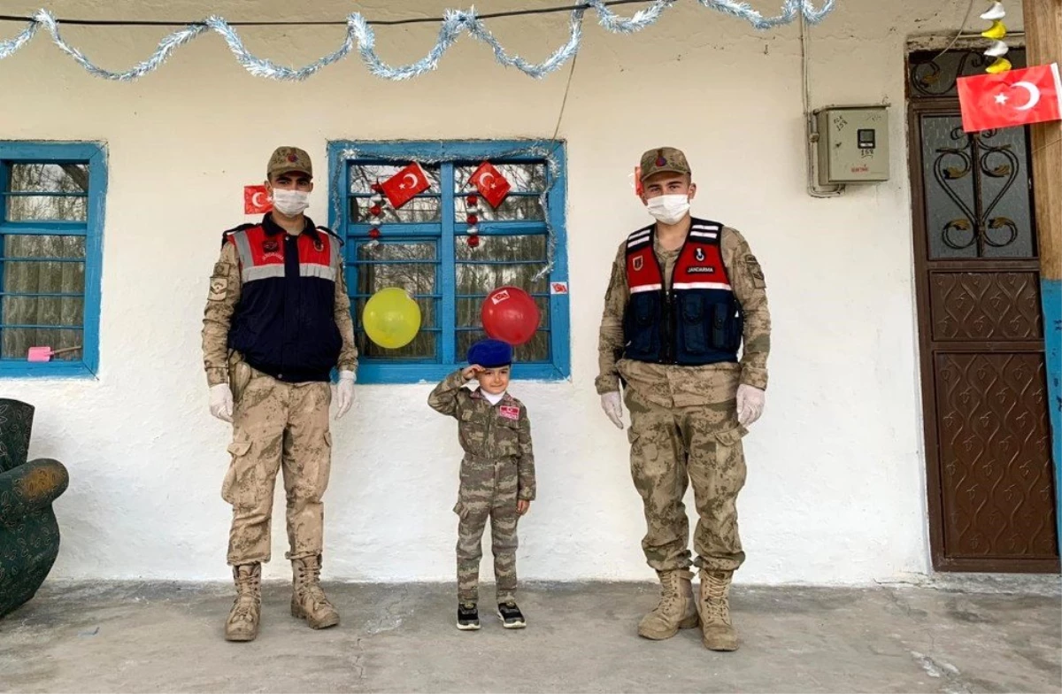 Küçük Muhammet 23 Nisan\'ı askeri üniformasıyla kutladı