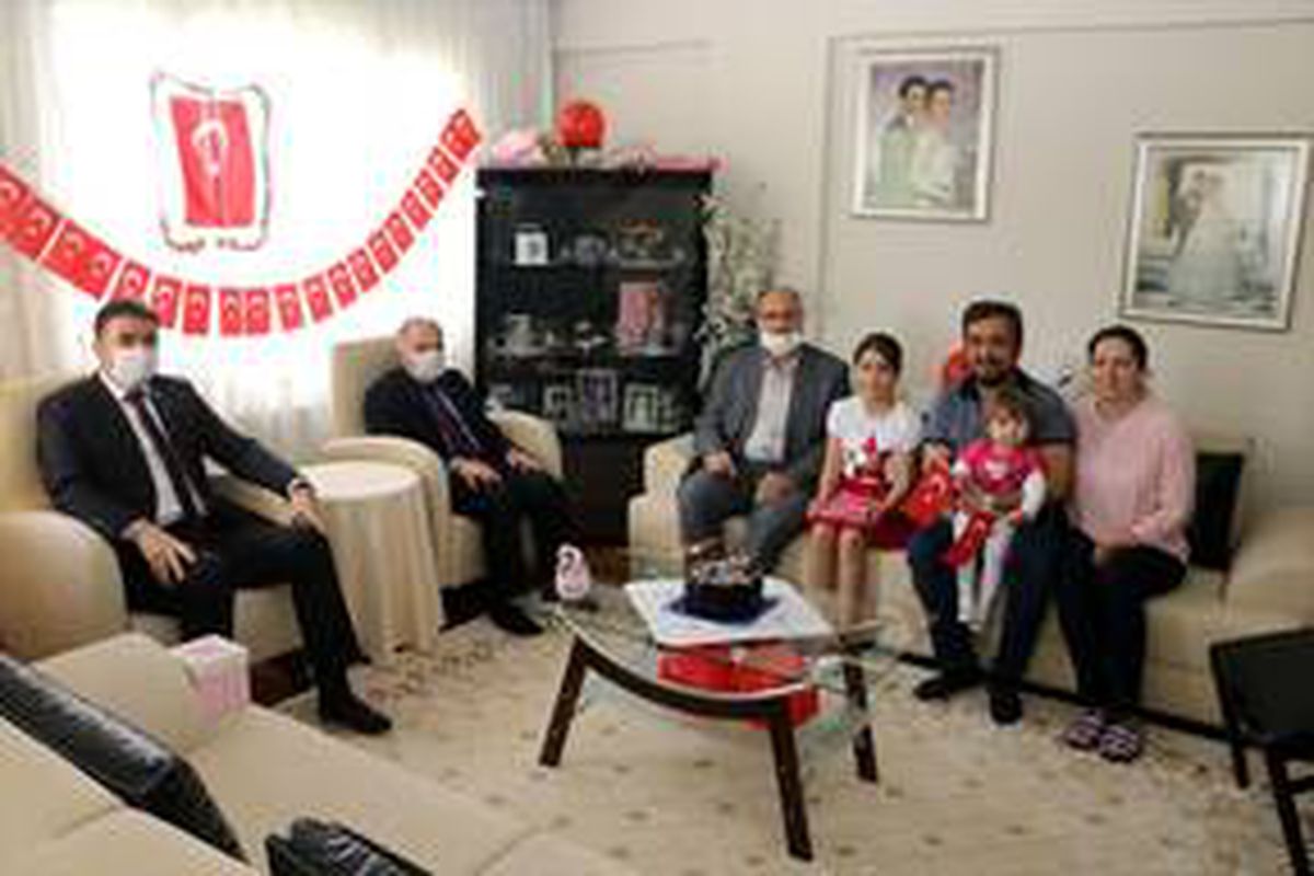 Kula\'da 23 Nisan\'da doğan çocuklara sürpriz kutlama
