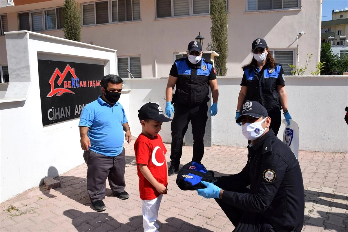 Kumluca\'da polisler çocukları 23 Nisan\'da mutlu etti