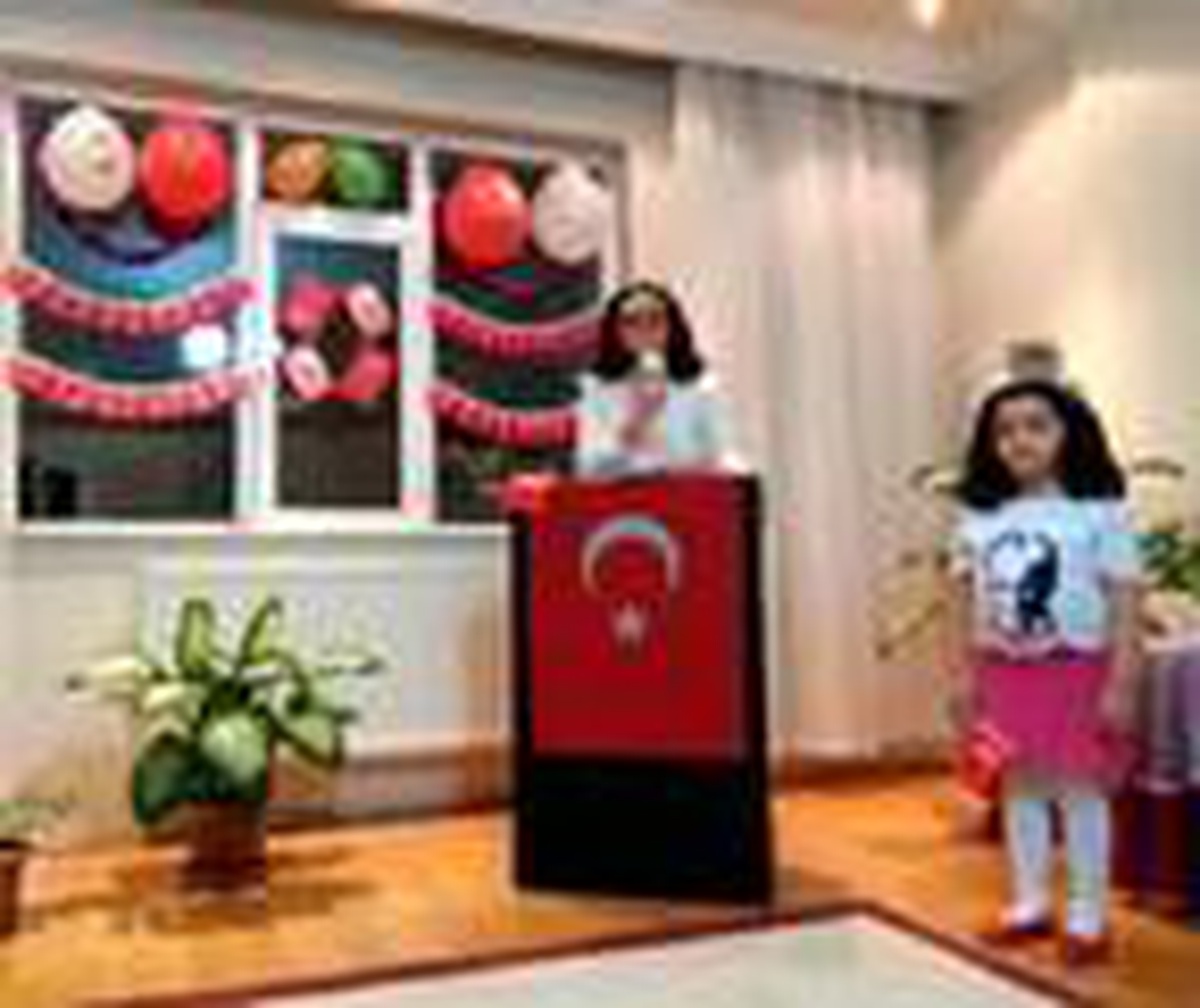 Mecit kardeşler, 23 Nisan kutlamasını evlerine taşıdı