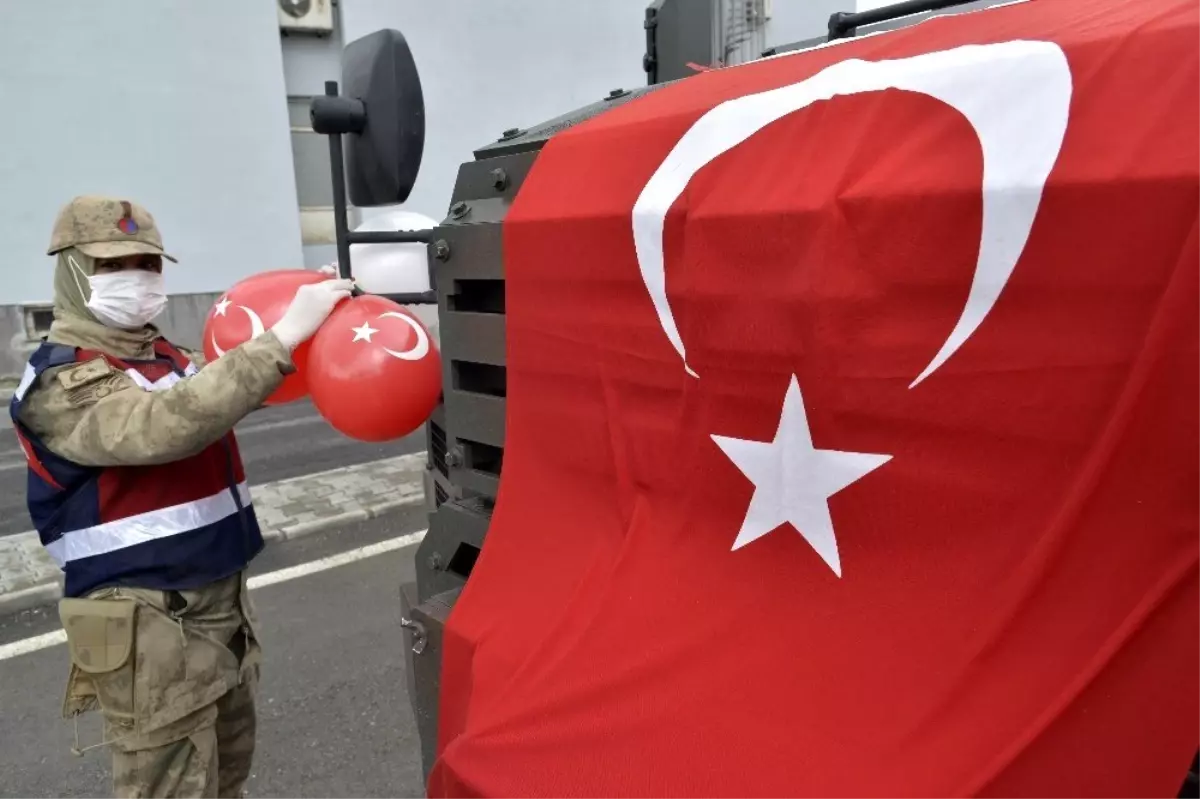 Mehmetçik köy köy gezerek çocukların bayramını kutladı