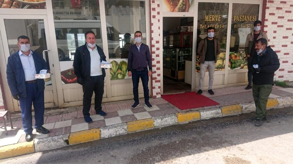 MHP\'li Kütahya Belediye Başkanı Işık\'dan Şemdinli\'ye maske desteği