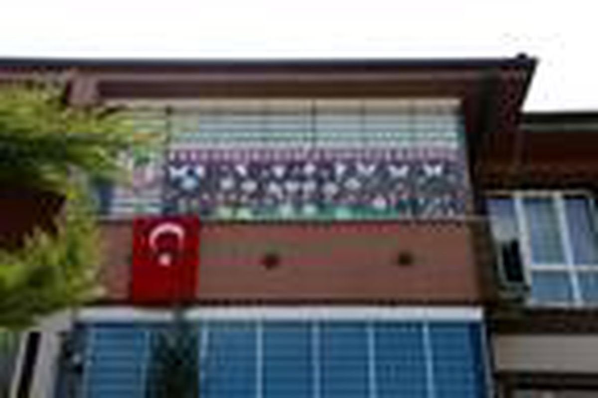 Nursel öğretmen çok özlediği öğrencilerini balkonuna resmetti