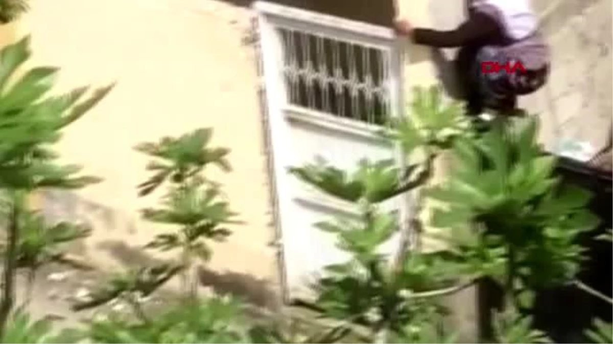 Oğlu kapıyı kilitledi, 75 yaşındaki kadın duvardan atlayarak sokağa çıktı