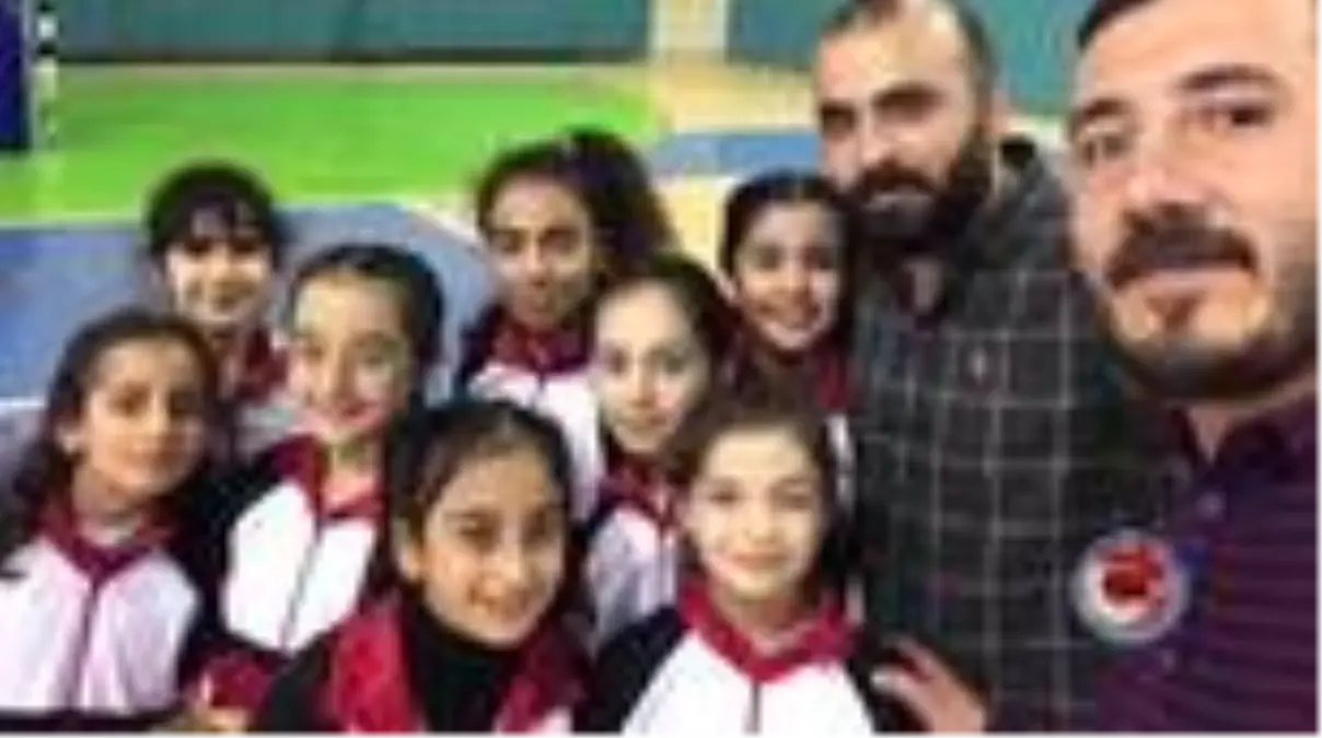 Öğrenciler, halk oyunları gösterilerinin evlerinde hazırladıkları video klibini paylaştı