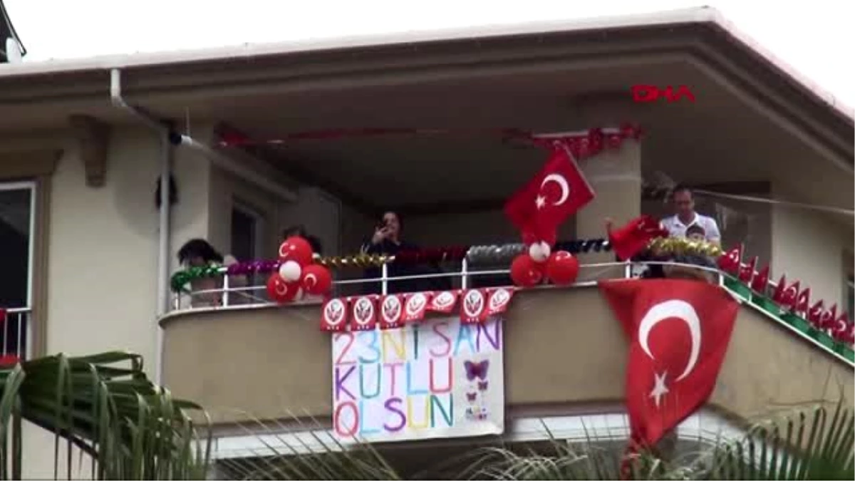 Osmaniye\'de çocuklar, 23 Nisan\'ı balkonlarda kutlandı